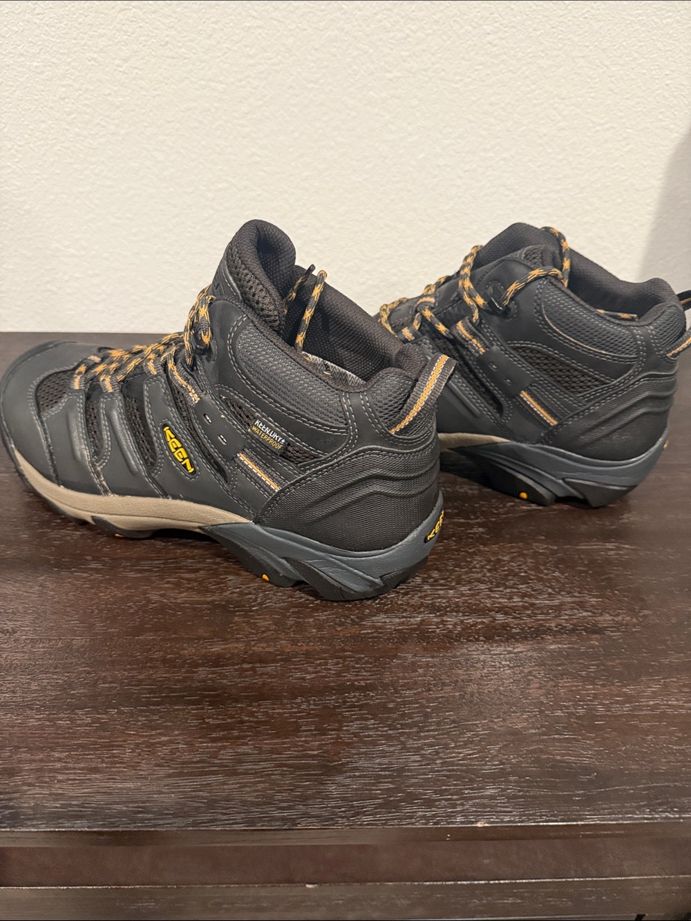 KEEN Men's Black and Tan Waterproof Hiking BootsNWOT Size 12D